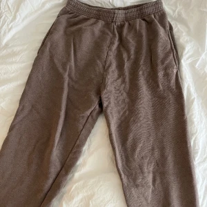 BDG mjukisbyxor - Mjukisbyxor från Urban Outfitters märke BDG. Storlek S men skulle säga det att de är M då de sitter ganska oversized o löst. Använda men inget fel på de! Super mjuka och bekväma🫶