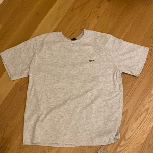 6pm tisha  - Storlek M, riktigt bra kvalité. Använd 1/2 gånger. Pris kan diskuteras