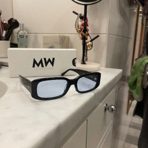 Messy Weekend solglasögon  - Helt nya solglasögon från messy weekend från Köpenhamn. Kostar 1000kr nypris men är slutsålda på de flesta ställen. Vill gärna bli av med de så pris kan diskuteras. 