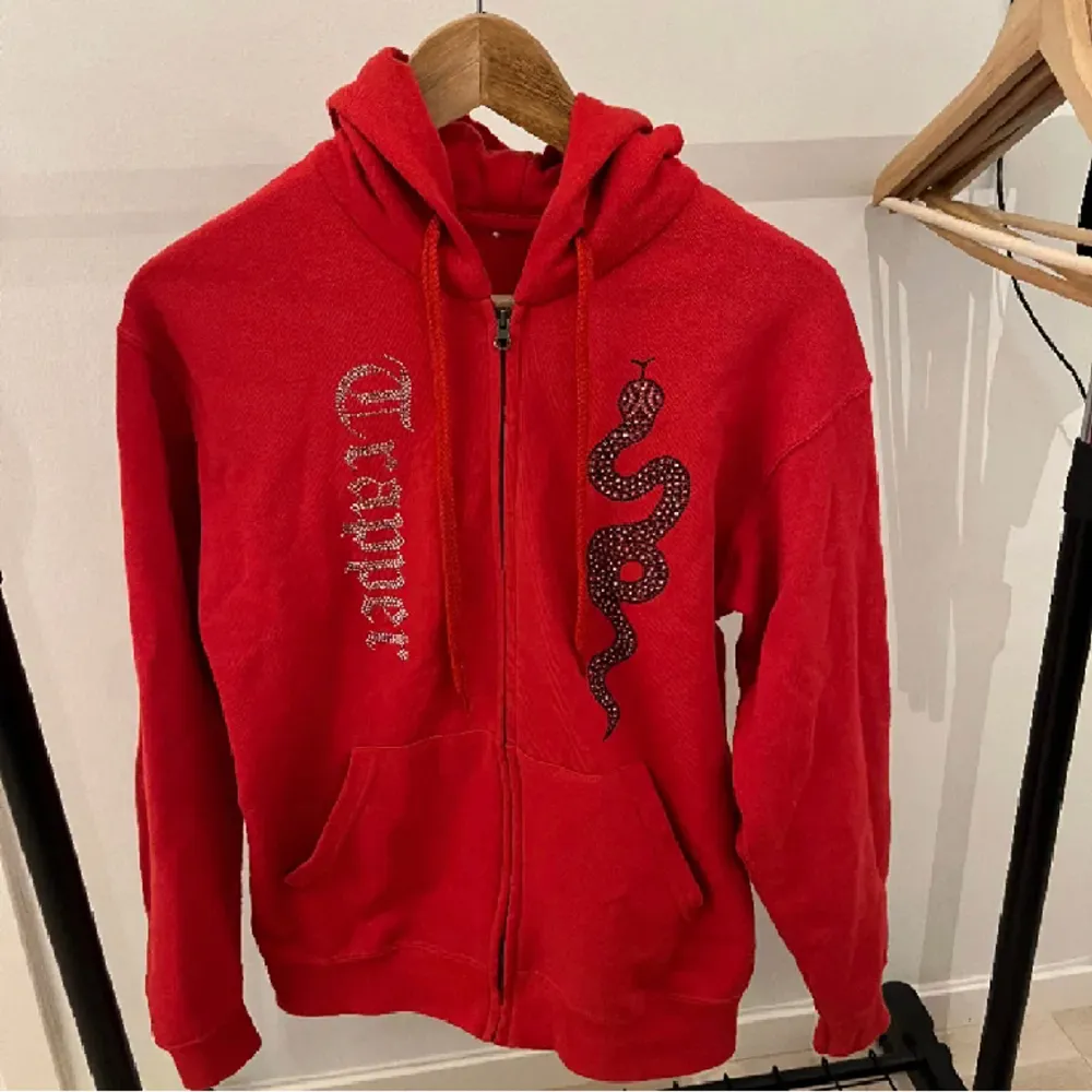 En limiterad rhinstone hoodie från Made by trappers och den säljs inte längre. Skick 9/10 knappast använd. Hoodies.