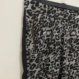 Byxor. - Fina byxor i skönt tyg. Storlek M Från Vero Moda.