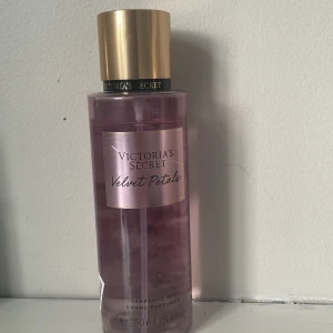 Victorias secret parfym  - Säljer denna då jag inte anväder den längre, använd men forfarande som ny, koll sista bilden för se hur mycket som finns kvar 