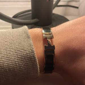 ÄKTA HERMÉS ARMBAND! Ett guldigt och svart armband från Hermés som jag säljer eftersom jag inte använder det längre.  Kom PM för bud! Skick: 9/10 Nypris 7900kr