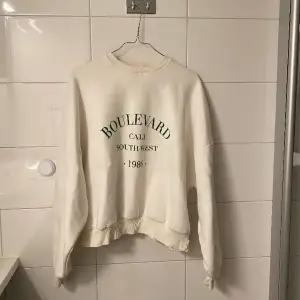 sweatshirt från Nelly säljes. Nypris 399, säljes för 90 kr!