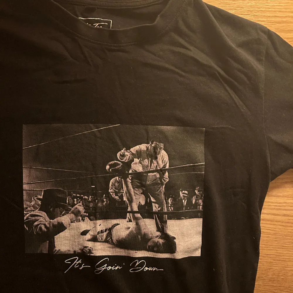 Snygg clean svart t-shirt med Rocky print. Oversized i storleken M.. T-shirts.