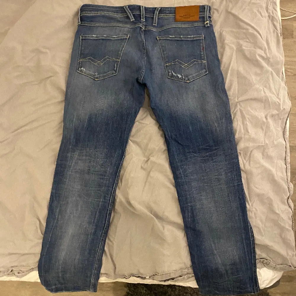 Fräscha replay jeans med lite sliten stil!  Strl 33-32 och köpta för 1299. . Jeans & Byxor.