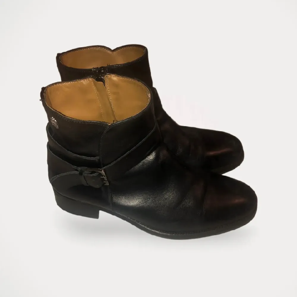 Boots från Novita, modell Klassisk.  Storlek: 38 Material: Skinn Använd, men utan anmärkning.. Skor.