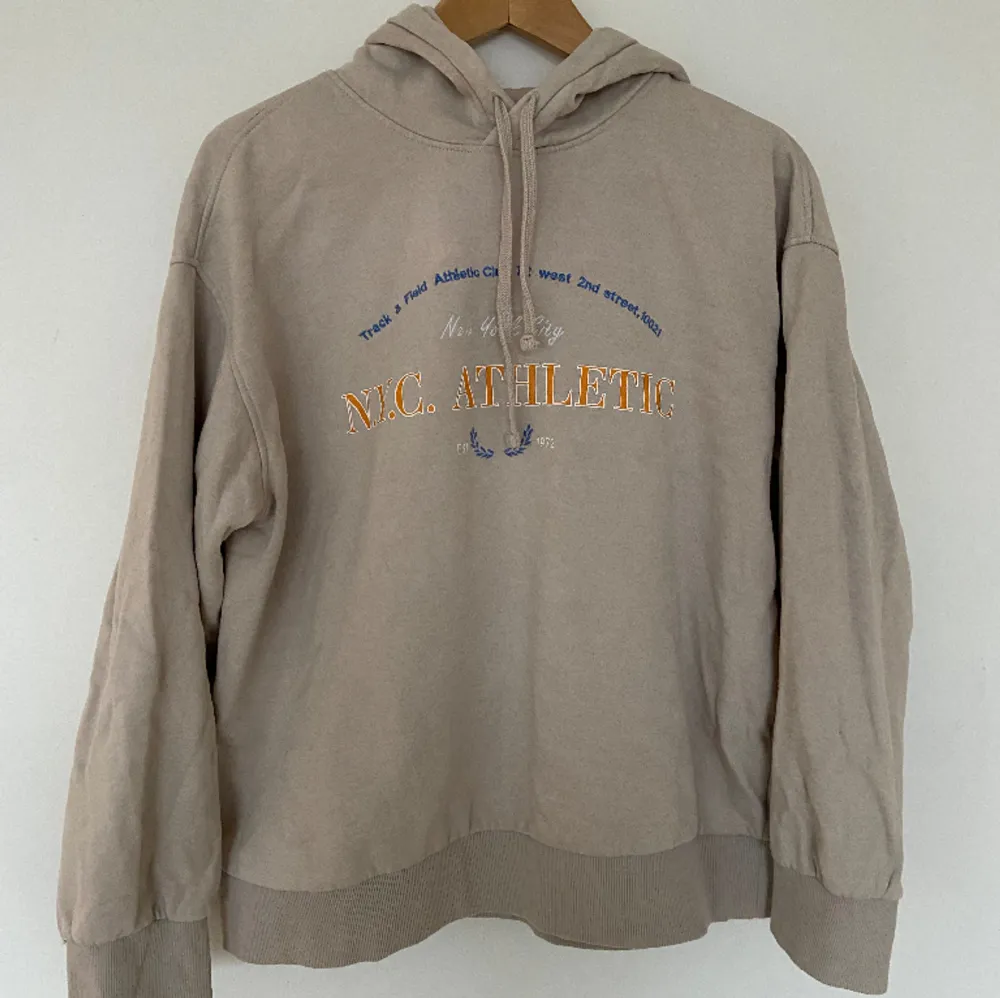 Hoodie med tryck från hm. Den har en blekt fläck vid huvan och en mindre blekning ovanför trycket men det syns knappt vid användning, annars är den i gott skick❤️. Hoodies.