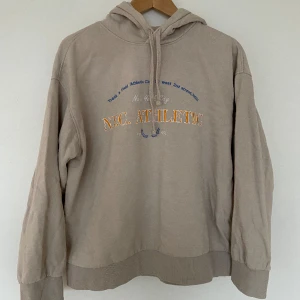 Beige hoodie med tryck  - Hoodie med tryck från hm. Den har en blekt fläck vid huvan och en mindre blekning ovanför trycket men det syns knappt vid användning, annars är den i gott skick❤️
