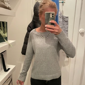 Stickad tröja  - Supper fin finstickad tröja som är lite tunnare, jätte bra skick har typ samma i biege vid intresse!