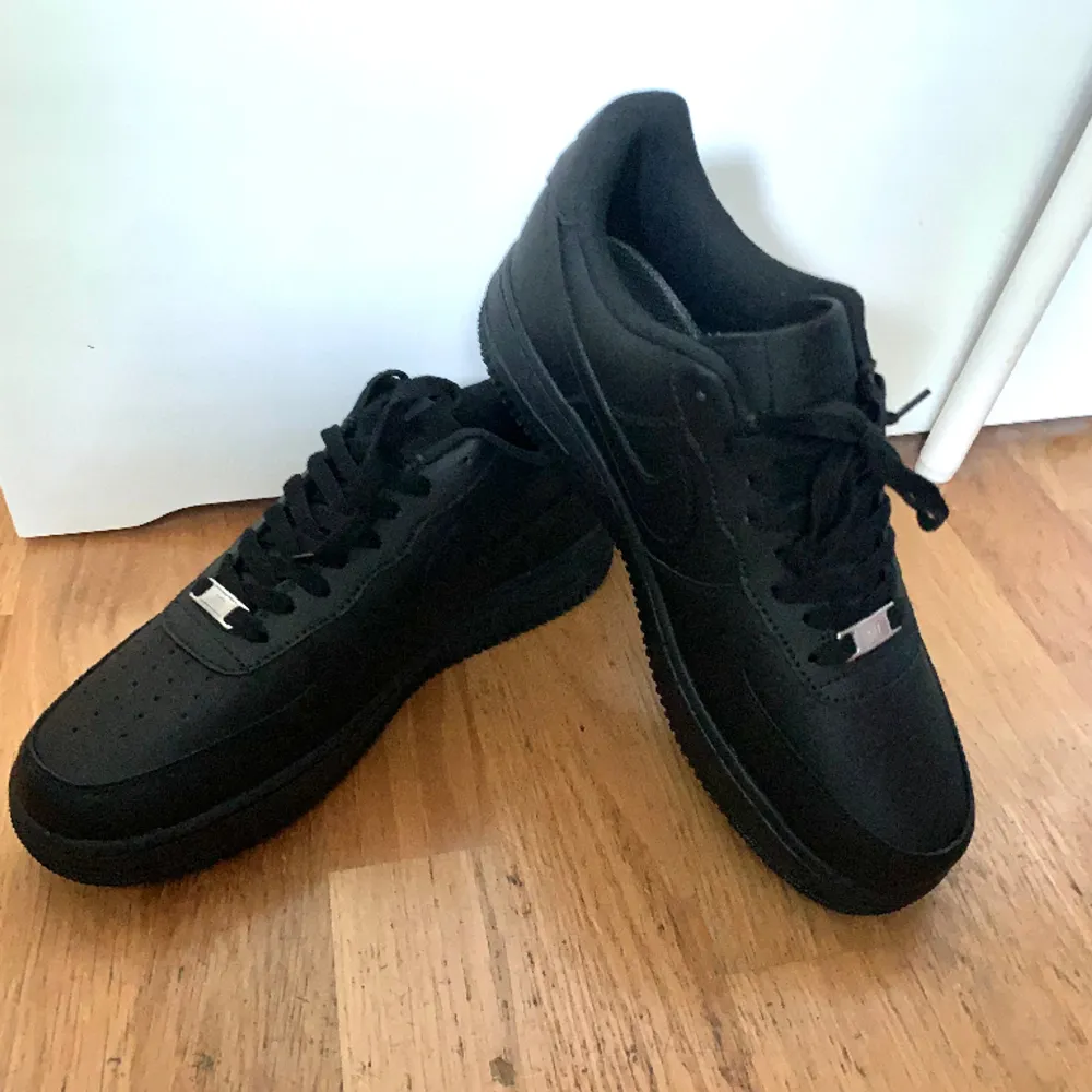 Snygga Nike skor i modellen ”Air Force 1” dessa har en schysst svart färg och är helt oanvända! Skorna är självfallet äkta och Orginalpriset ligger runt 1450sek medans jag säljer för 999. Skor.