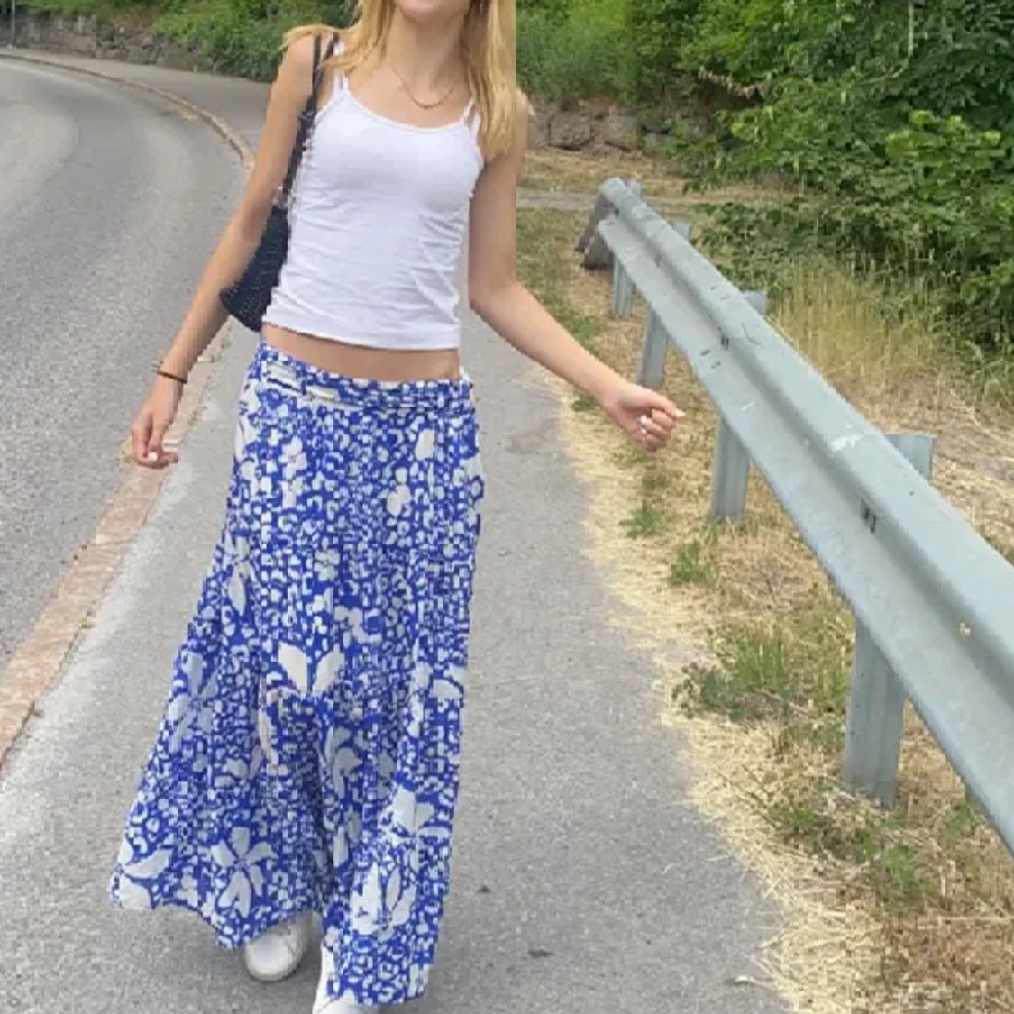 Blå och vit maxikjol/långkjol från Lindex 