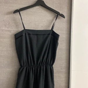Svart byx dress  - Nästan aldrig använd, snygg på, funkar till både utekvällar och hemma 