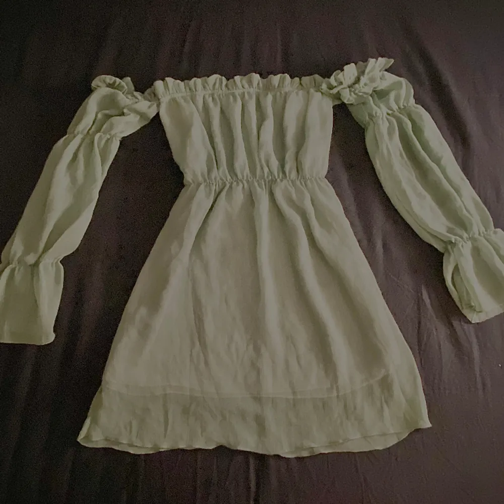 Kort grön klänning jag köpt för länge sedan men aldrig använt. Superfin, dock lite för kort för mig då jag har ganska långa ben. Grön och flowy 💚. Klänningar.