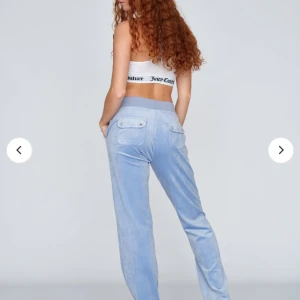 Juicy byxor - Säljer nu dessa Juicy Couture byxor då jag inte använder dem💗De är uppsydda men går lätt att sprätta upp, passar mig som är ca 158💞En av silvergrejerna saknas men det är inget man tänker på🫶🏻 Köparen står för frakt💖