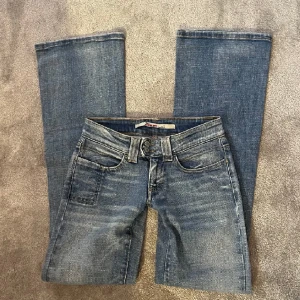 Lågmidjade jeans - Skitsnygga bootcut jeans från only. Sitter jättebra och är lågmidjade.