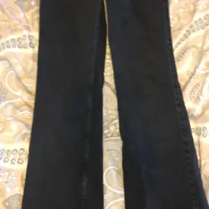 Säljer ett par svarta high waist bootcut jeans i storlek 36 pg dom blivit för små. Kommer från HM och är i bra hyfsat bra skick. Den sista bilden hade lite konstigt ljus bara så ni vet. Skriv till mig för frågor eller fler bilder✨