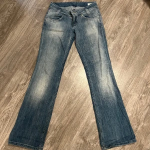 Lee jeans!! - Snygga lågmidjade o bootcut!! Midjemått 78-80 ish💕w28L35