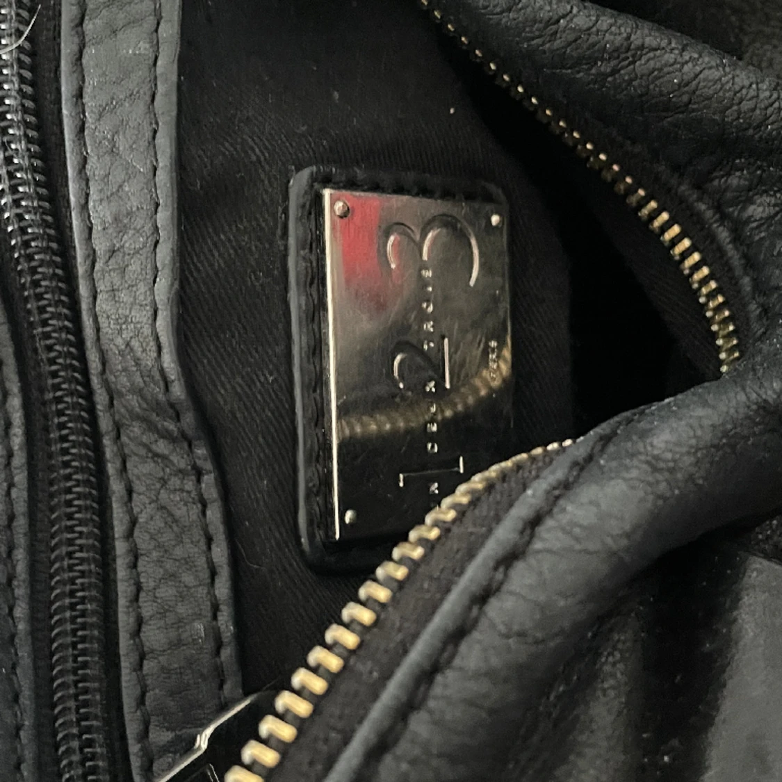 Svart väska med nitar - 91