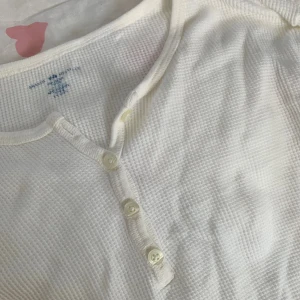 Långärmad Brandy Melville tröja - Vit långärmad tröja från Brandy Melville, aldrig använd. Nypris 253kr💗