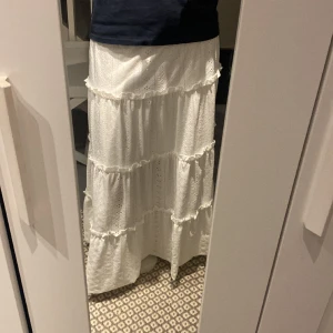 Långkjol - En jätte fin vit långkjol med mycket detaljer från Shein. Använd fåtal gånger och säljer pågrund av att den blivit för liten. 