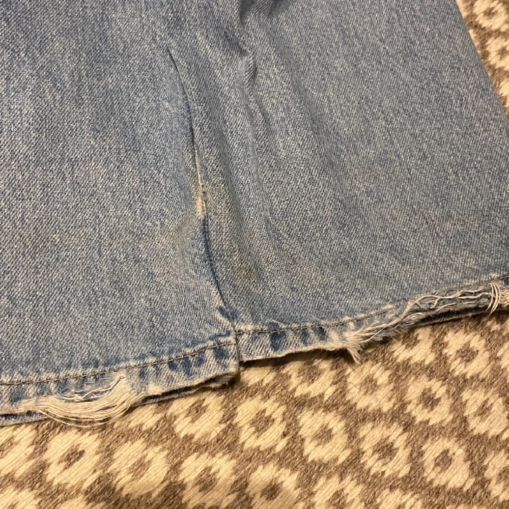 Ett par straight lowrise/midrise jeans från lager 157 i modellen Icon. Dom är lite slitna längst ner på jeansen pågrund av att dom blivit lite upptrampade, jätte fina . Jeans & Byxor.