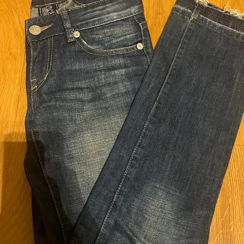 Jätte fina jeans, de sitter straight och är i fin skick. De är uppsprättade längst nere då de va för korta. Inrebenslängd: 80cm Midjemått: 80cm. Jeans & Byxor.