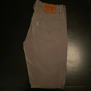 Levis Byxor - Säljer nu mina Levis byxor, har aldrig använt dom 10/10 skick Skriv om intresserad💯