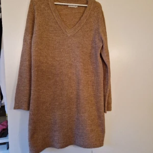 Stickad kläning  - En jätte fint stickad klänning från bubellroom, jäte mjuknoch skön på.