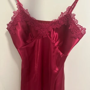 Jätte fint pyjamas set - Jätte fint rött pyjamas set! Aldrig använt❤️ Linnet är mer som en mini klänning! 