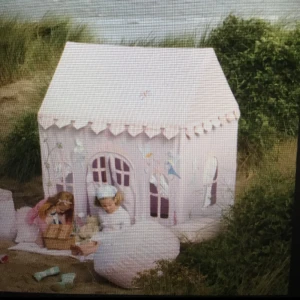 Lyxigt Lektält i tyg - Lyxigt Lektält i tyg importerat från england finns ej längre på marknaden att köpa. Mått: 1 meter hög, 70cm bred och 110 cm lång. 100% bomull. Är komplett med monteringsanvisning. Är i fint skick❤️ hämtas i uppsala eller skickas mot porto. 