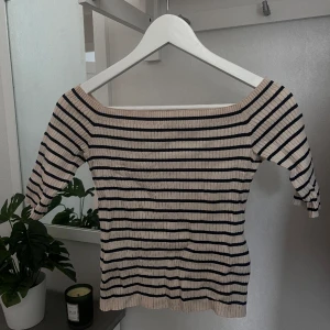 Off shoulder topp - Gullig randig ouff shoulder topp som endast använts ett fåtal gånger🤍