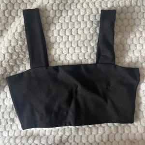 Topp - Topp med tjockt material från Zara, storlek S, använd ca 2 gånger