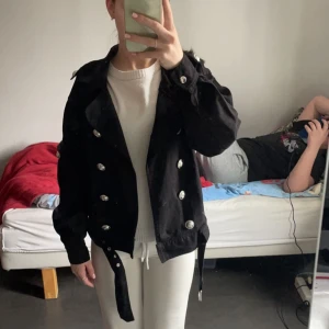 Svart vår jacka - Säljer min svarta notion jacka med super fina silver detaljer i storlek 37/S, följder denna då den inte andvänd längre men är i fint skick.