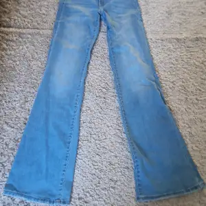 Fina blåa jeans från only. Säljer pga av att de tyvärr inte kommer till användning. Köpare står för frakt!😍😘