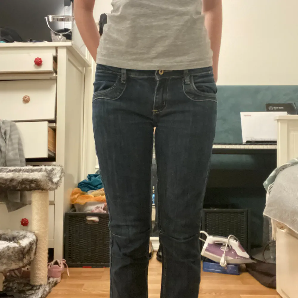 Jättesnygga lådmidjade jeans ❣️Inga defekter, aldrig använda. Säljer pga inte kommer till användning ❣️. Jeans & Byxor.