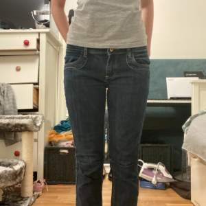 Jättesnygga lådmidjade jeans ❣️Inga defekter, aldrig använda. Säljer pga inte kommer till användning ❣️