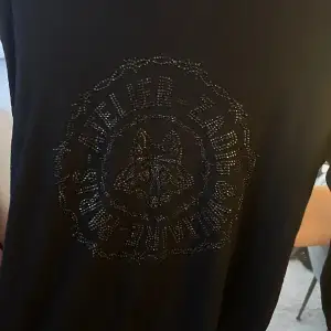suuuuper unik & cool zadig svart fin-stickad tröja!!! bra skick använd ca 3 gånger💗💗 passar allt från Xxs-M beroende på hur den ska sitta! 