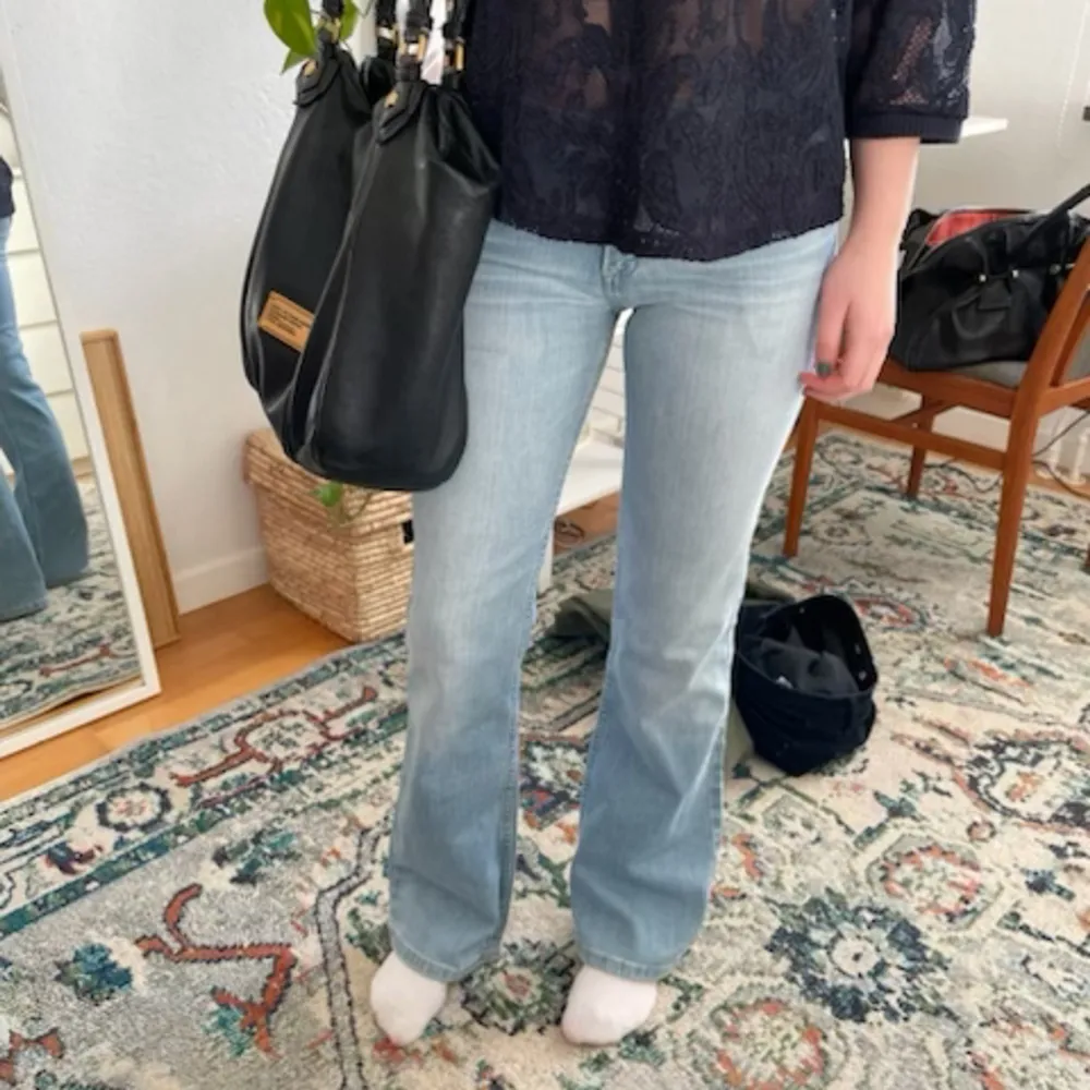 Ljusblå bootcut midwaist jeans från lee. Jättefint skick. Storlek w27 l31. Passar nog en xs bäst. Jag är 164💘. Jeans & Byxor.