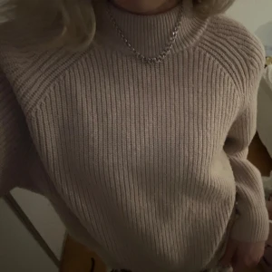 Stickad tröja - Super fin stickad tröja i storlek M men passar även S🤍 Super bra skick!