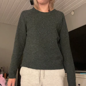 Stickad tröja  - Jätte fin mörk grön stickad tröja från vero Moda i storlek S, inga defekter och är i bra skick.