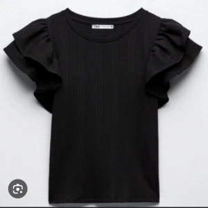 Volang topp - Säljer min Volangtopp från Zara, Helt oanvänd och i storlek S (lånad bild, skriv för egna bilder)❤️