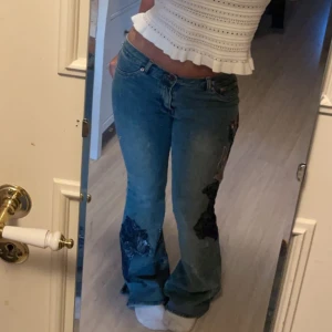 Lågmidjade jeans med detaljer  - Säljer dom här as coola lågmidjade utsvängda jeansen med detaljer, inga defekter. Säljs pga att jag rensar garderoben kp för nått & bilder!❤️