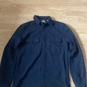 Jack and Jones overshirt. Skick 9/10    storlek s. Pris 350kr.  Fin overshirt knappt använd och väldigt skön att använda. 