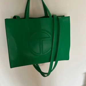 Telfar bag - Hypade märket Telfar  Färg: Spring Green Storlek: Medium  Skick: Mycket bra, använd ett fåtal gånger 