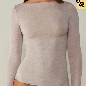 Intimissmi tröja  - Har lite små hål så skriv för bilderna på hålen .