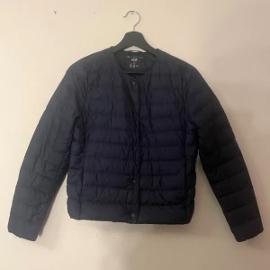 Uniqlo jacka  - Säljer min jättefina vårjacka från uniqlo då jag vill köpa den i en annan färg. Den är i färgen ”Navy” & storlek XXS. Nypris 799 men säljer för 500 då den fortfarande är i jättebra skick💙
