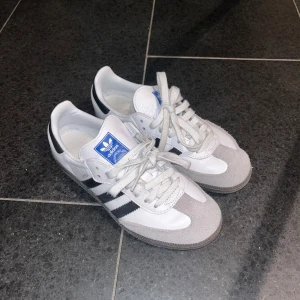 Adidas samba 36 2/3 - Adidas samba storlek 36 2/3. Som nya utvändigt! syns lite användning på sulan och flärpen. Men inget som märks.  🤩🩷bara att klicka på köp nu så skickar jag de direkt. Dm för frågor🥰