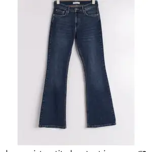 Jätte fina jeans från Gina tricot! Tyvär så passar dom inte mig. Dom är knappt använda eftersom dom inte passar mig. Pris kan diskuteras! Personen på bilder är 164 och passar perfekt i längden! Köparen står för frakt💗