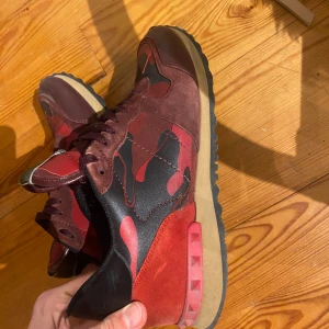 Valentino rockrunners - Nästan helt oanvända valentino rockrunners i otroligt bra skick, storlek 44, perfekta nu till våren. Box och kvitto medkommer. Köpta från vestiere